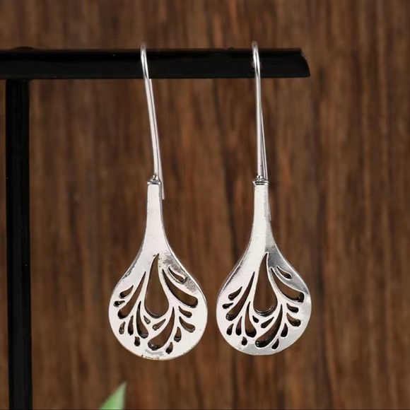 NEW Silver Plated Filigree Earrings 2” Drop Earrings Lightweight Cutout Earrings - Picture 3 of 5
